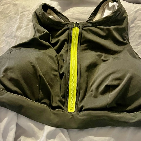 Athleta Sports Bra with Removable Pads, size Medium - Picture 4 of 9